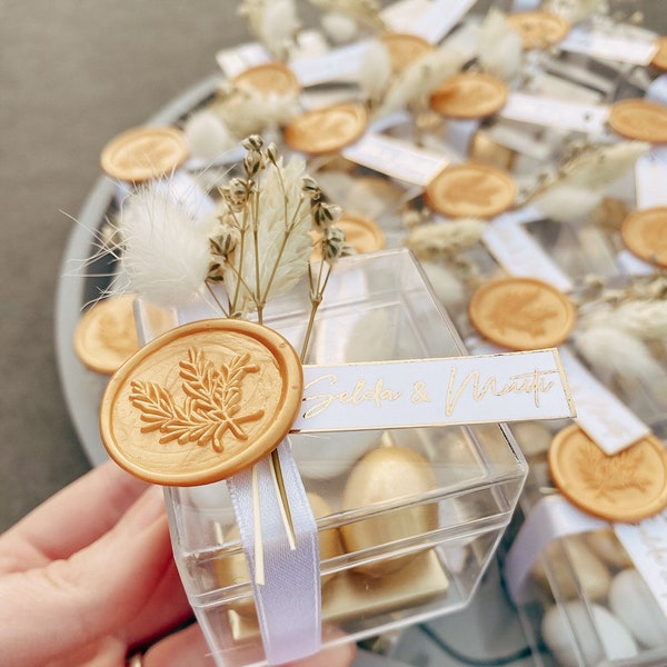 Boite à dragées en amande personnalisée, or blanc ou argent blanc. Cachet cire fleurs séchées baptême anniversaire