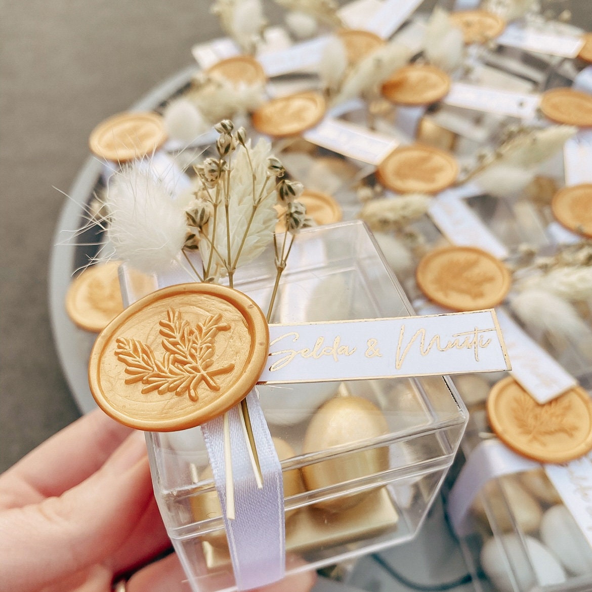 Guest gift almond box personalized, white gold or white silver. Wax seal dried flowers baptism birthday