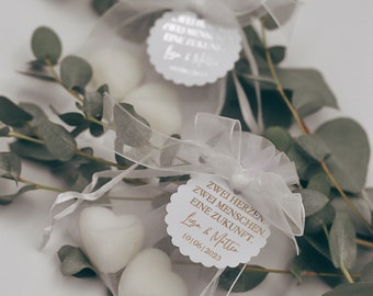 Cadeau invité de mariage personnalisé "Deux cœurs. Deux personnes. Un avenir." Or ou argent. Savon coeur