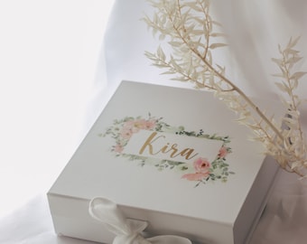 Geschenkbox mit Blumenmuster, personalisiert mit Namen zum selber füllen inklusive Holzwolle - Magnetverschluss mit Seidenband