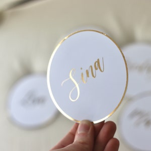 Placa de identificação personalizada com acabamento dourado em redondo - brilho dourado - minimalista
