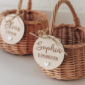 Cesto di fiori per matrimonio personalizzato | Cesto di vimini per damigelle - bambina dei fiori con targhetta con nome e cuore | bianco o marrone
