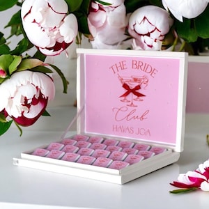 Scatola di cioccolatini JGA - The Bride Club con personalizzazione e fiocco 3D. Decorato con perle. Design moderno. Sposa della squadra di addio al nubilato