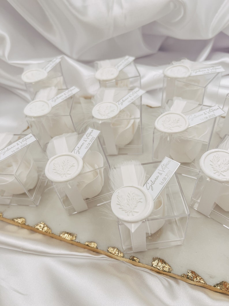 Gastgeschenk rozenzeep huwelijksdoop met veertjes en metallic schrift goud zilver wit afbeelding 7