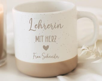 Taza de cerámica personalizada con nombre para profesor/a con corazón. Regalo de agradecimiento por graduación. Grabado duradero. 360 ml.