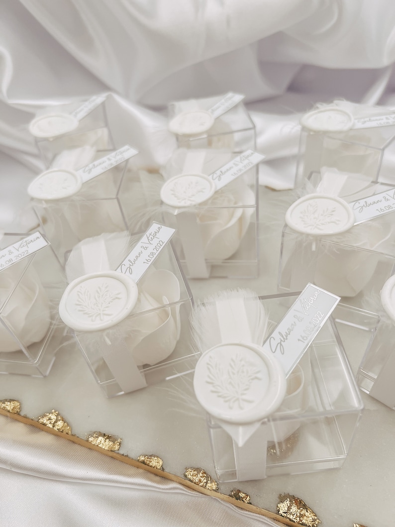 Gastgeschenk rozenzeep huwelijksdoop met veertjes en metallic schrift goud zilver wit afbeelding 3