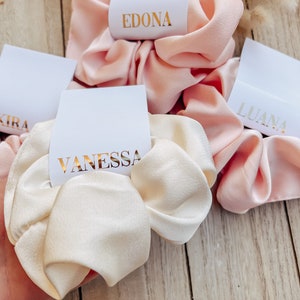 Scrunchies personalisiert - kleines Geschenk für die Freundin, Trauzeugin oder Team Bride -