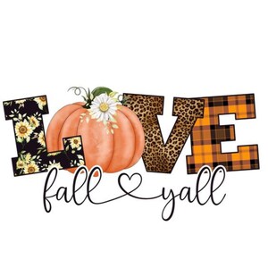 Puede incluir: Un diseño gráfico con la palabra "LOVE" con una calabaza en el centro y el texto "fall y'all" debajo. Las letras están decoradas con diferentes patrones, incluyendo girasoles, estampado de leopardo y cuadros.