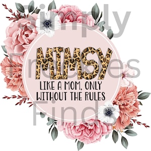 Op de afbeelding: Een roze en wit bloemenontwerp met een cirkel in het midden. De cirkel heeft een roze achtergrond en de tekst "MIMSY LIKE A MOM, ONLY WITHOUT THE RULES" in zwart en bruin luipaardprint.