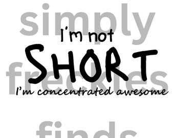 Op de afbeelding: Zwart-witte tekstafbeelding die "simply I'm not SHORT I'm concentrated awesome finds" luidt.