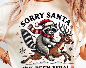 Svg di Natale retrò, grafica di un simpatico procione con cappello di Babbo Natale, design di sublimazione natalizia, PNG di Natale selvaggio, divertente procione di Babbo Natale