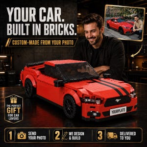 Op de afbeelding: Een rood modelauto gebouwd van bouwstenen met zwarte racestrepen, zwarte wielen en een kentekenplaat met de tekst YOURPLATE. De tekst op de afbeelding luidt YOUR CAR. BUILT IN BRICKS. CUSTOM-MADE FROM YOUR PHOTO.