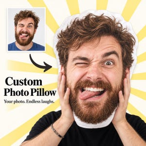 Könnte beinhalten: Ein individuelles Fotokissen in Form eines Kopfes mit braunem Bart, braunem Haar und einem zwinkernden Gesichtsausdruck mit herausgestreckter Zunge. Der Text lautet Custom Photo Pillow und Your photo. Endless laughs. Ein gelber Sonnenstrahlenhintergrund.