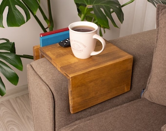 Veelzijdig comfort: functionele houten armleuningtafel