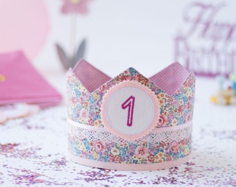 Couronne d'anniversaire pour enfants, prairie de fleurs roses, couronne en tissu pour anniversaire d'enfant, couronne avec chiffres interchangeables 1-6 ans et pochette rose