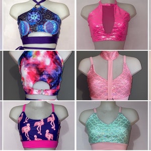 Op de afbeelding: Twaalf verschillende crop tops met verschillende patronen en kleuren. De crop tops staan op mannequins met witte achtergronden. De patronen omvatten luipaardprint, galaxy print, flamingo print en meer.