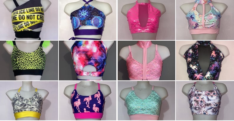 Op de afbeelding: Twaalf verschillende crop tops met verschillende patronen en kleuren. De crop tops staan op mannequins met witte achtergronden. De patronen omvatten luipaardprint, galaxy print, flamingo print en meer.