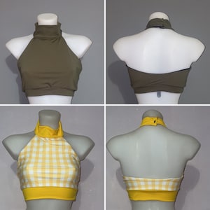 Op de afbeelding: Twee haltertops, een olijfgroen en een geel-wit geruit. Beide tops hebben een hoge hals en zijn gecropped.