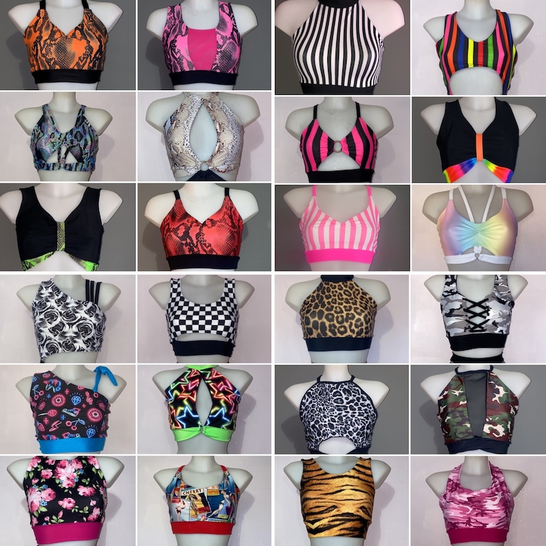 Op de afbeelding: Een verzameling van 30 verschillende crop tops met verschillende patronen en kleuren. De tops zijn gemaakt van verschillende stoffen en hebben verschillende halslijnen en bandjes. Sommige van de tops hebben een sportieve look, terwijl andere meer casual zijn. De tops zijn allemaal in verschillende kleuren, waaronder zwart, wit, roze, blauw, groen en rood.