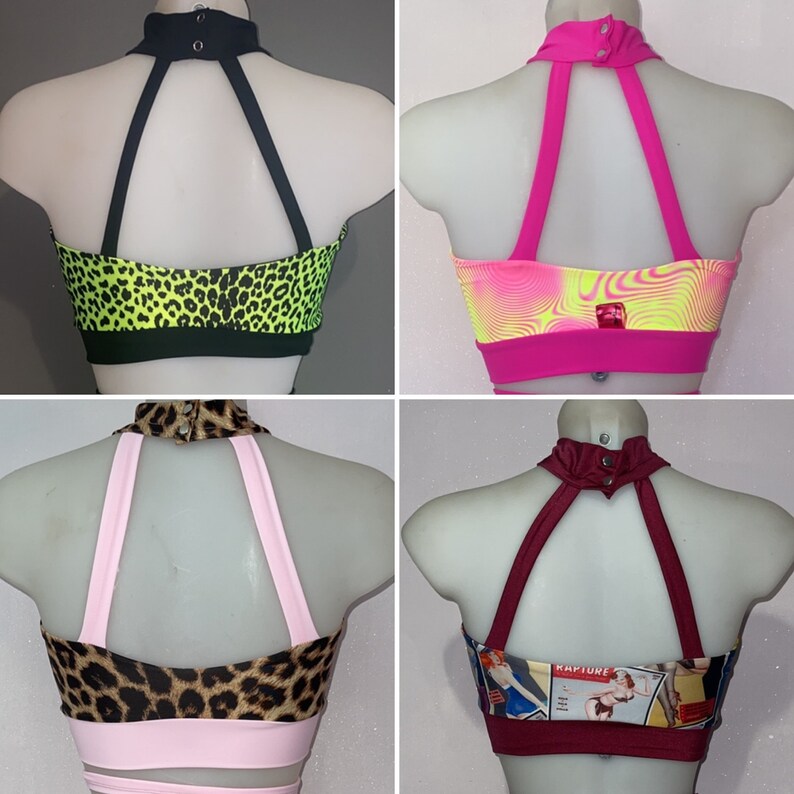 Op de afbeelding: Vier verschillende haltertops met verschillende patronen en kleuren. De tops zijn gemaakt van rekbaar materiaal en hebben een halternek-stijl met een drukknoopsluiting aan de achterkant. De patronen omvatten luipaardprint, een swirl-patroon en een vintage magazine-print.