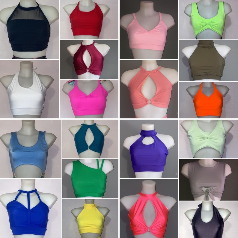 Op de afbeelding: Een verzameling van 18 haltertops in verschillende kleuren, waaronder zwart, rood, roze, bordeauxrood, wit, fuchsia, perzik, oranje, teal, paars, groen, geel en blauw. De tops hebben verschillende halslijnen en stijlen, waaronder sommige met uitsnijdingen.