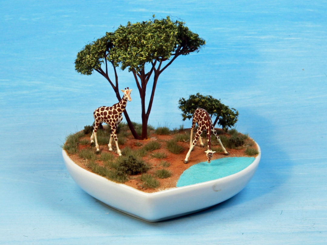 Miniatur, Herz Giraffen am Wasserloch - .de