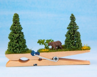 Miniatur, Braunbär im Wald