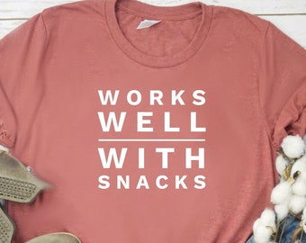 Funciona bien con camisa de refrigerios Camisa amante de los refrigerios Camisa de refrigerio divertido Regalo amante de los refrigerios divertidos - Unisex