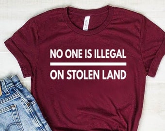 Chemise Personne n'est illégal en terre volée Chemise Aucun humain n'est illégal T-shirt unisexe à manches courtes en jersey