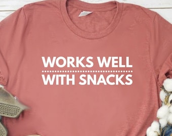 Funciona bien con camisa de refrigerios Camisa amante de los refrigerios Camisa de refrigerio divertido Regalo amante de los refrigerios divertidos - Unisex