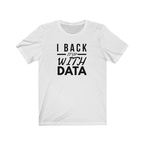 Puede incluir: Una camiseta blanca de manga corta con texto negro impreso en la parte delantera. El texto dice I BACK IT UP WITH DATA en una combinaci&oacute;n de fuentes sans-serif en negrita y cursiva, con l&iacute;neas horizontales a los lados de IT UP.