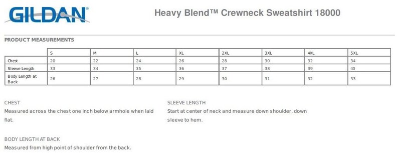 K&ouml;nnte beinhalten: Eine Gr&ouml;&szlig;entabelle f&uuml;r ein Gildan Heavy Blend Crewneck Sweatshirt, die die Ma&szlig;e in Zoll f&uuml;r Brustumfang, &Auml;rmell&auml;nge und K&ouml;rperl&auml;nge im R&uuml;cken f&uuml;r die Gr&ouml;&szlig;en S bis 5XL zeigt.