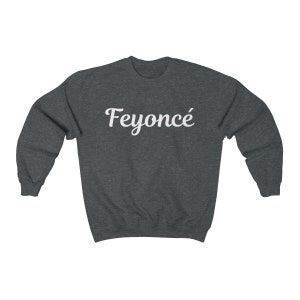 K&ouml;nnte beinhalten: Ein dunkelgrauer Pullover mit dem Wort "Feyonc&eacute;" in wei&szlig; auf der Vorderseite.