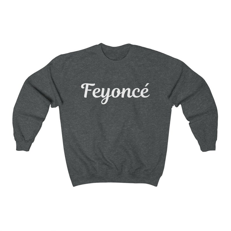 K&ouml;nnte beinhalten: Ein dunkelgrauer Pullover mit dem Wort "Feyonc&eacute;" in wei&szlig; auf der Vorderseite.