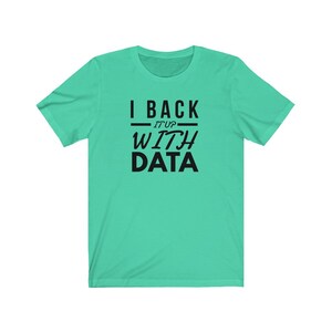 Puede incluir: Una camiseta de manga corta en color verde menta brillante con texto negro impreso en el pecho. El texto dice I BACK IT UP WITH DATA, con las palabras I BACK y DATA en una fuente sans-serif negrita y IT UP en una fuente m&aacute;s delgada.