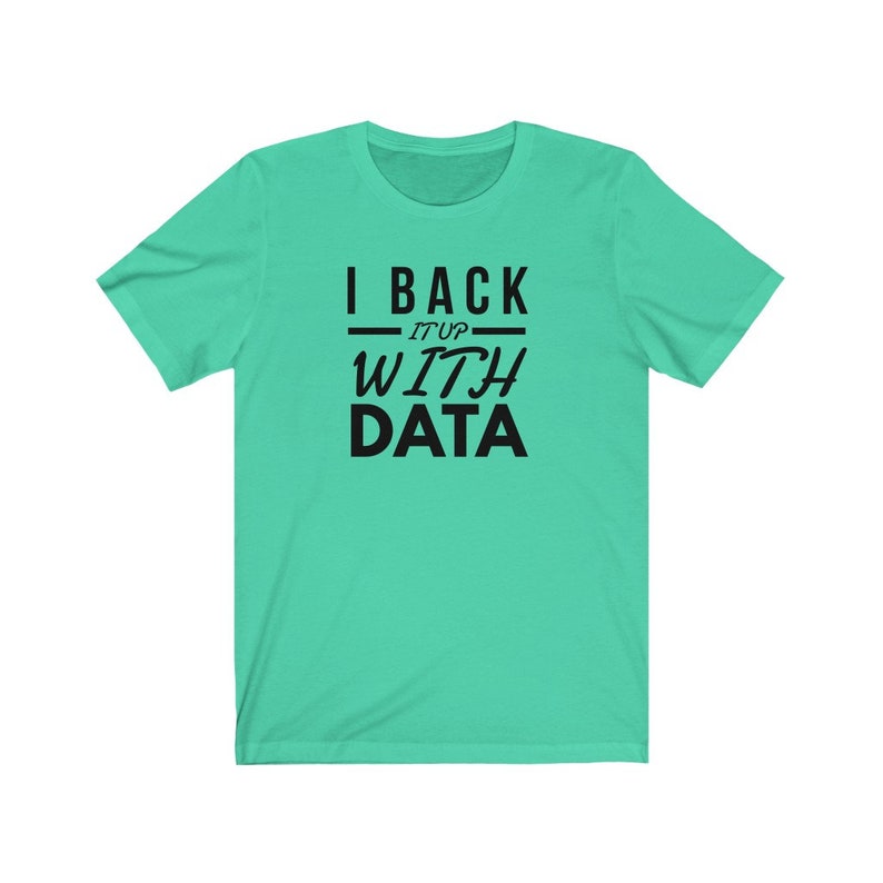 Puede incluir: Una camiseta de manga corta en color verde menta brillante con texto negro impreso en el pecho. El texto dice I BACK IT UP WITH DATA, con las palabras I BACK y DATA en una fuente sans-serif negrita y IT UP en una fuente m&aacute;s delgada.