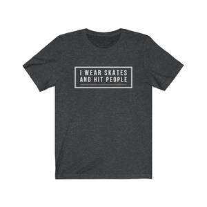 Roller Derby Geschenk Unisex Jersey Kurzarm T-Shirt Ich trage Schlittschuhe und ich schlage Menschen Shirt Roller Derby Shirt Bild 9