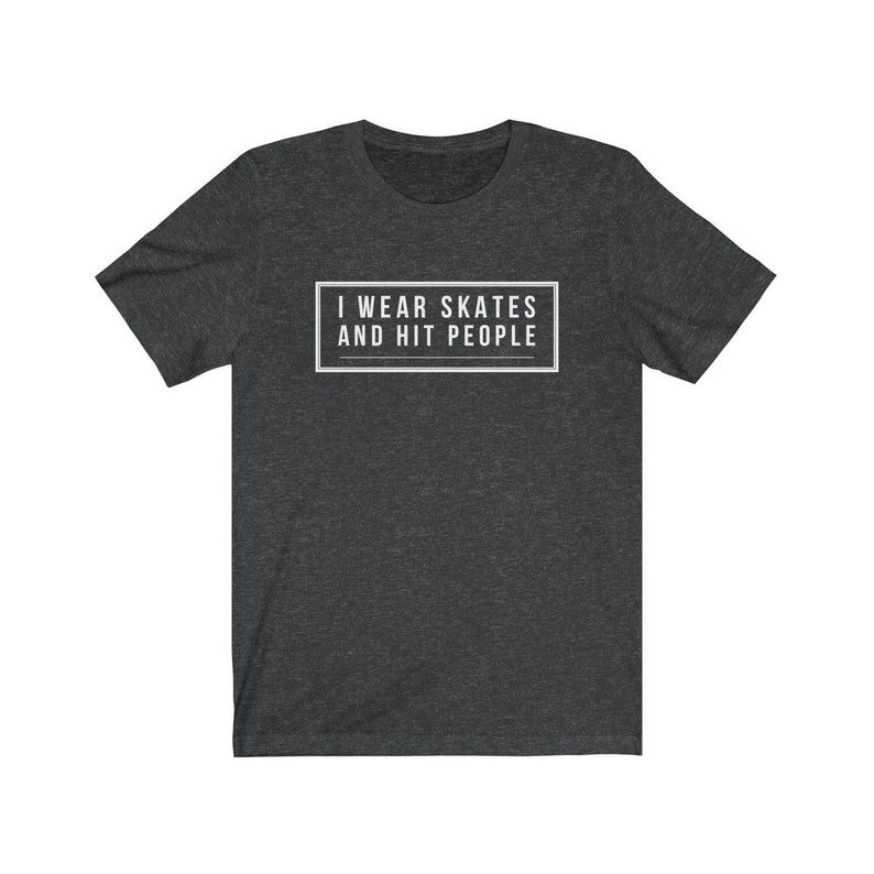 Roller Derby Geschenk Unisex Jersey Kurzarm T-Shirt Ich trage Schlittschuhe und ich schlage Menschen Shirt Roller Derby Shirt Bild 9
