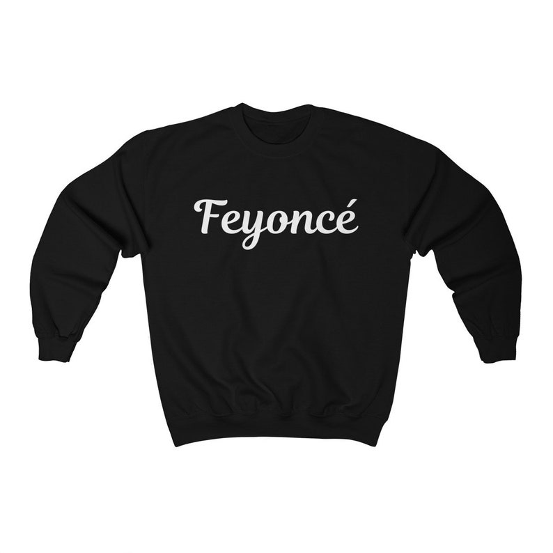 K&ouml;nnte beinhalten: Schwarzer Pullover mit wei&szlig;em Text, der "Feyonc&eacute;" lautet.