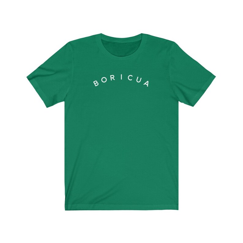 Puede incluir: Una camiseta verde con la palabra "BORICUA" arqueada en letras blancas en el pecho. La camiseta tiene mangas cortas y cuello redondo. La tela parece ser un material suave y ligero.