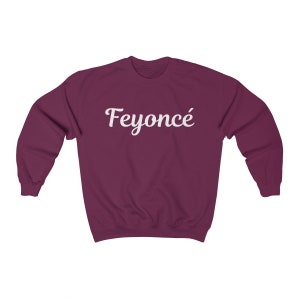 K&ouml;nnte beinhalten: Burgunderfarbener Pullover mit dem Schriftzug "Feyonc&eacute;" in wei&szlig;er Kursivschrift.