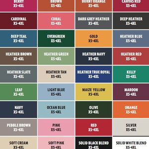 Op de afbeelding: Een kleurenkaart met verschillende t-shirtkleuren, elk gelabeld met de naam en maat XS-4XL. Kleuren zijn onder meer wit, zwart, aqua, geel, as, asfalt, athletic heather, babyblauw, bes, bruin, verbrand oranje en canvas rood.