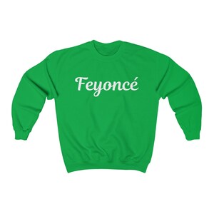 K&ouml;nnte beinhalten: Gr&uuml;ner Pullover mit wei&szlig;em Text, der "Feyonc&eacute;" lautet