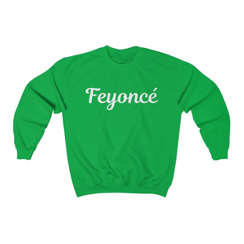 K&ouml;nnte beinhalten: Gr&uuml;ner Pullover mit wei&szlig;em Text, der "Feyonc&eacute;" lautet