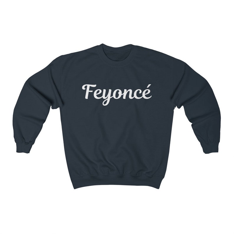 K&ouml;nnte beinhalten: Ein marineblauer Pullover mit dem Aufdruck "Feyonc&eacute;" in Wei&szlig; auf der Vorderseite.
