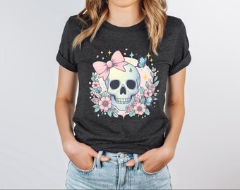 Maglietta Bloom Skull, Maglietta di Halloween, Maglietta grafica Boho con teschio floreale, Maglietta autunnale da donna, Maglietta con scheletro e teschio floreale, Skeleton Blooms