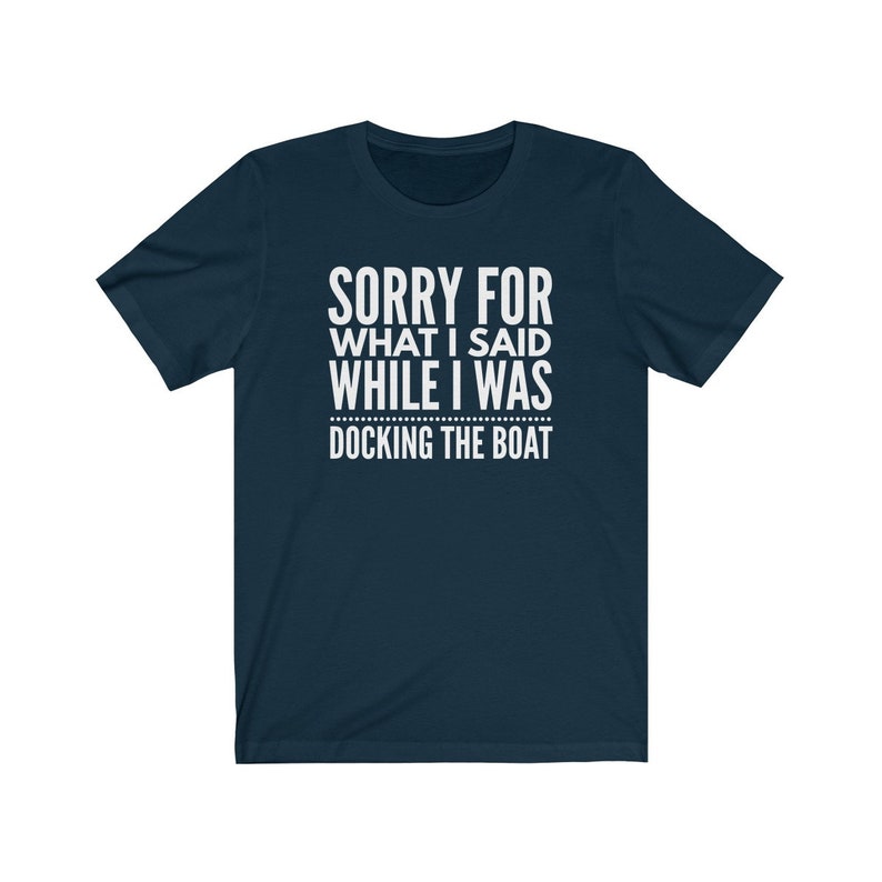 Op de afbeelding: Marineblauw T-shirt met de witte tekst "SORRY FOR WHAT I SAID WHILE I WAS DOCKING THE BOAT". Het shirt heeft korte mouwen en een ronde hals.
