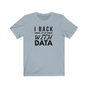 Puede incluir: Una camiseta de manga corta de color azul claro con el texto en negro I BACK IT UP WITH DATA impreso en la parte delantera. El dise&ntilde;o incluye una l&iacute;nea horizontal sobre la palabra IT UP y una l&iacute;nea horizontal bajo la palabra IT UP, centrado.