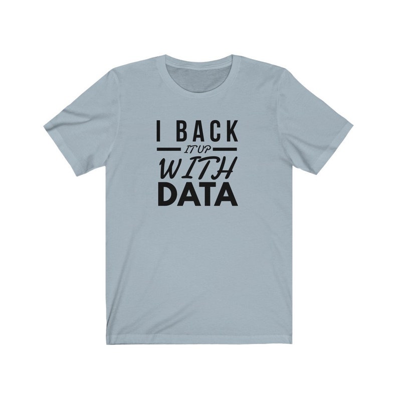 Puede incluir: Una camiseta de manga corta de color azul claro con el texto en negro I BACK IT UP WITH DATA impreso en la parte delantera. El dise&ntilde;o incluye una l&iacute;nea horizontal sobre la palabra IT UP y una l&iacute;nea horizontal bajo la palabra IT UP, centrado.