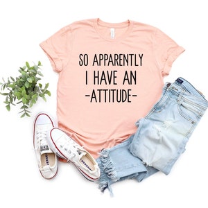 Así que aparentemente tengo una camisa de actitud Camisas con refranes Citas divertidas para mujeres Camisa divertida imagen 1